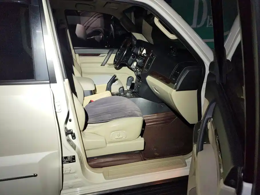 Mitsubishi Pajero (Import) — миниатюра 8