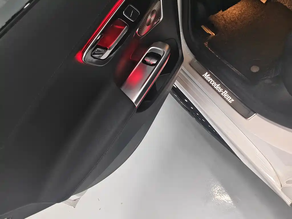 Mercedes-Benz C-Class — миниатюра 11