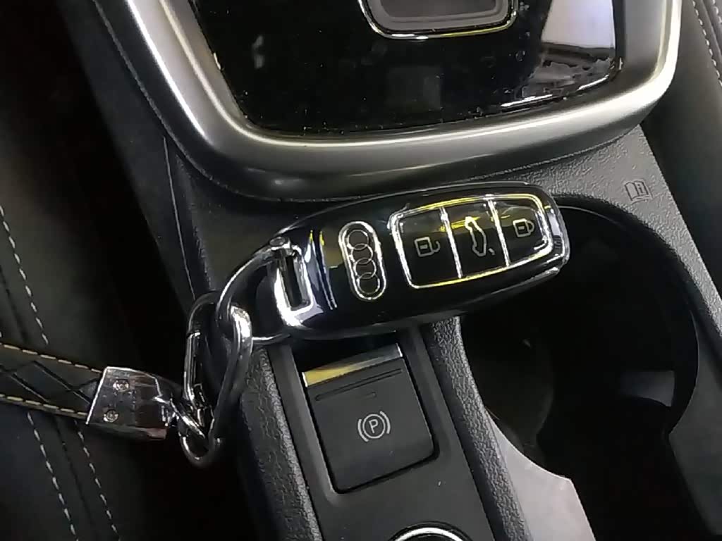 Audi A3 1.4 л 2024 г. Серебристо-серый, пробег 13600 км