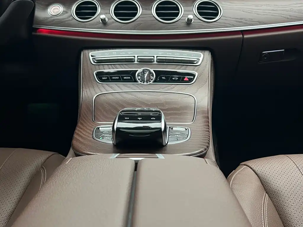 Mercedes-Benz E-Class — миниатюра 8