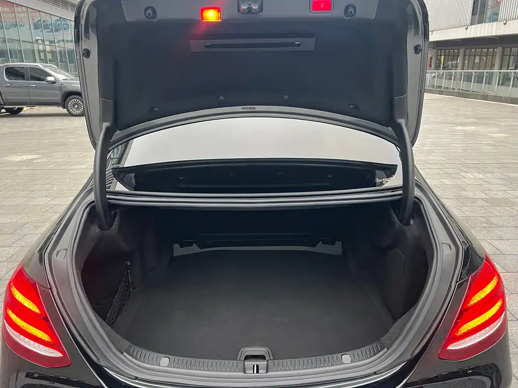 Mercedes-Benz E-Class — миниатюра 12