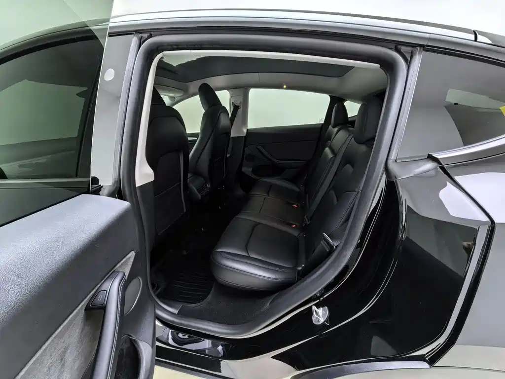 Tesla Model Y — миниатюра 8