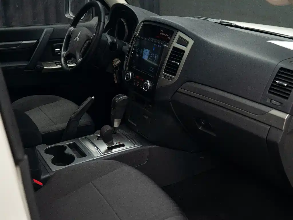 Mitsubishi Pajero (Import) — миниатюра 21