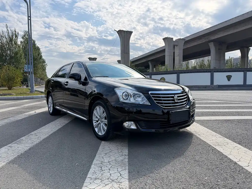 Toyota Crown — миниатюра 2