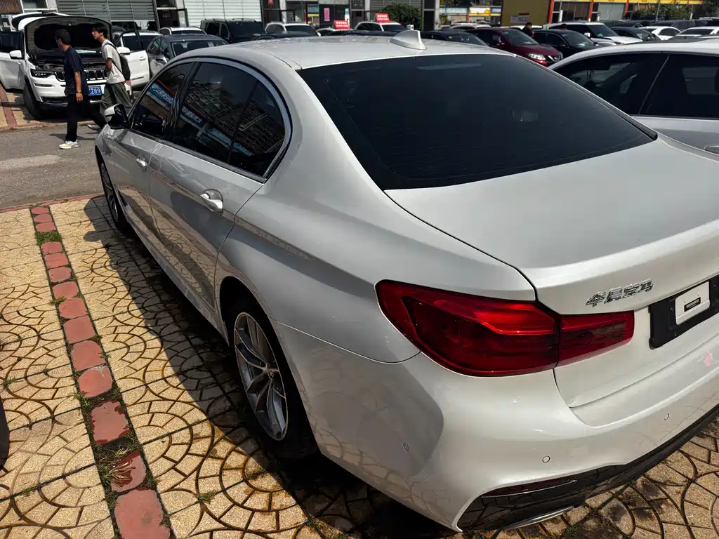 BMW 5 Series — миниатюра 15