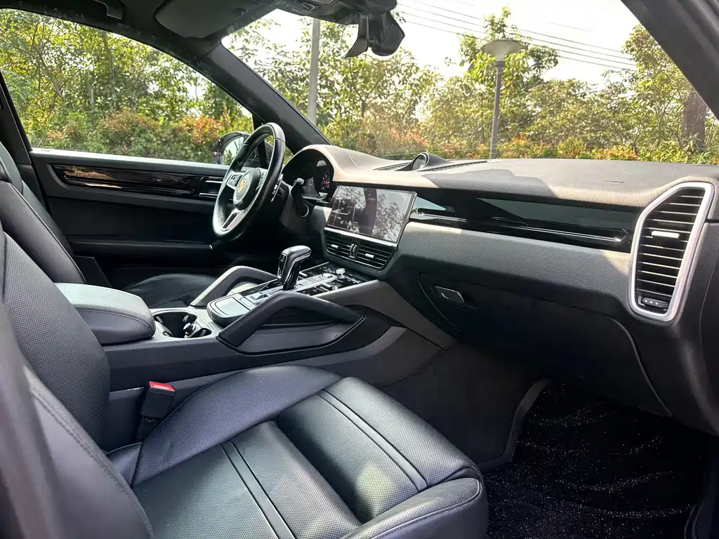 Porsche Cayenne — миниатюра 9