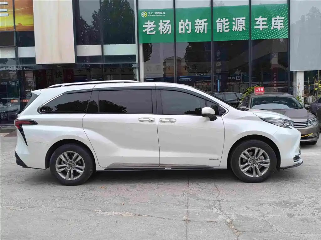 Toyota Sienna — миниатюра 3