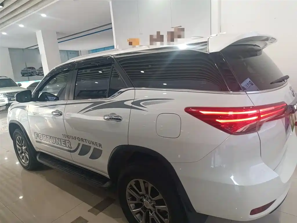 Toyota Fortuner — миниатюра 5