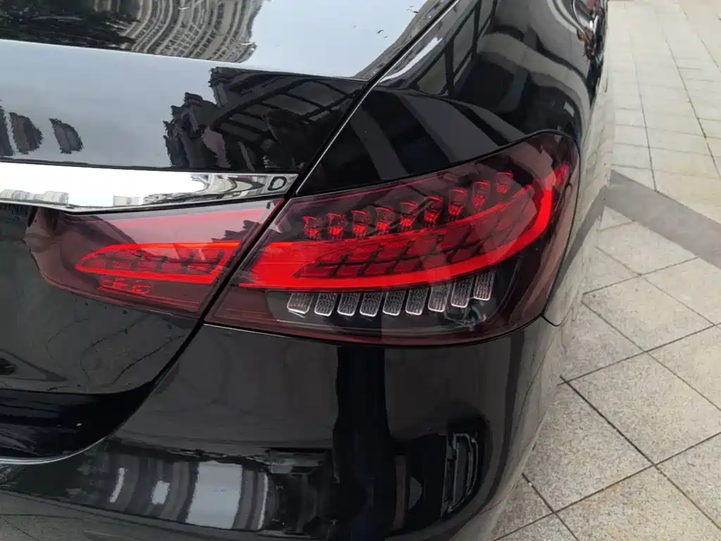 Mercedes-Benz E-Class — миниатюра 8