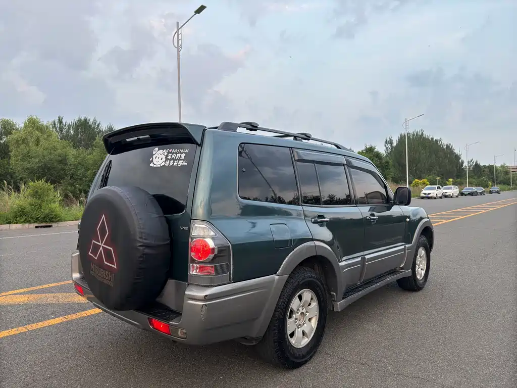 Mitsubishi Pajero — миниатюра 5
