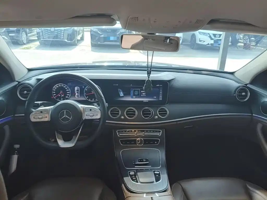 Mercedes-Benz E-Class — миниатюра 10