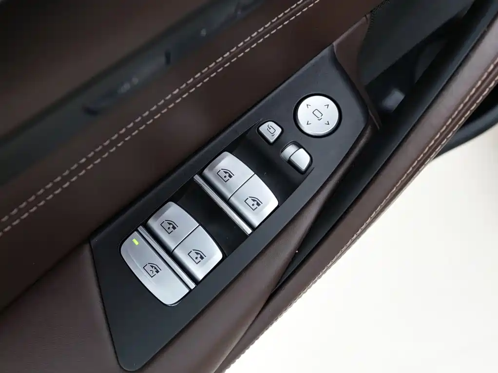 BMW 5 Series New Energy — миниатюра 15