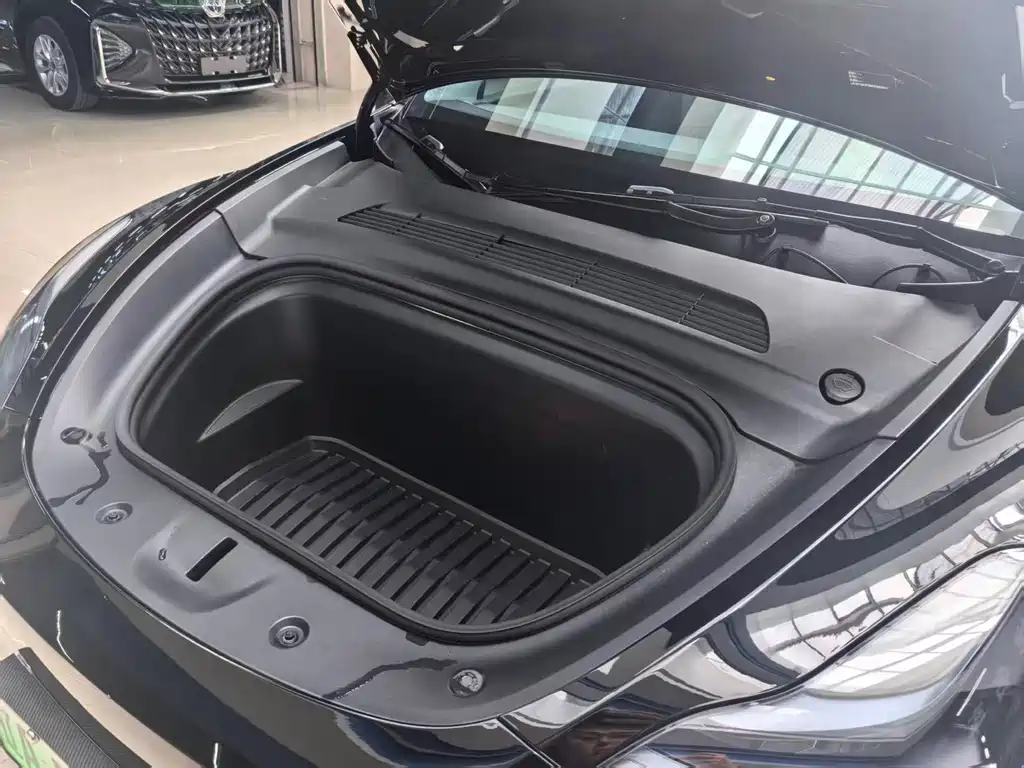 Tesla Model Y — миниатюра 21