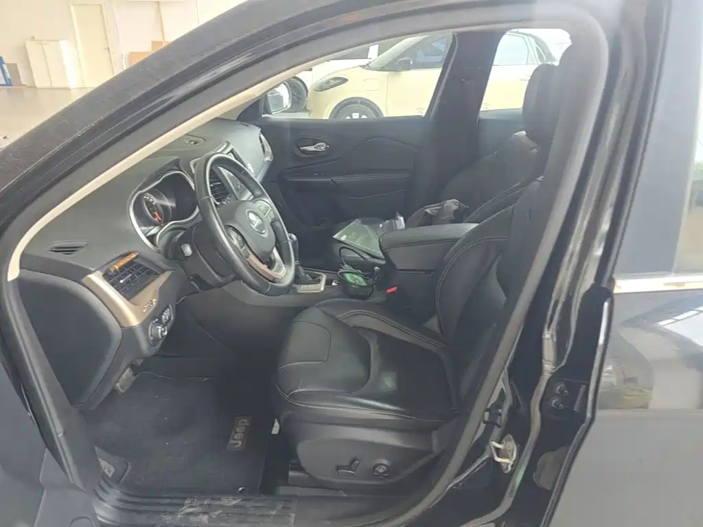 Jeep Cherokee — миниатюра 8