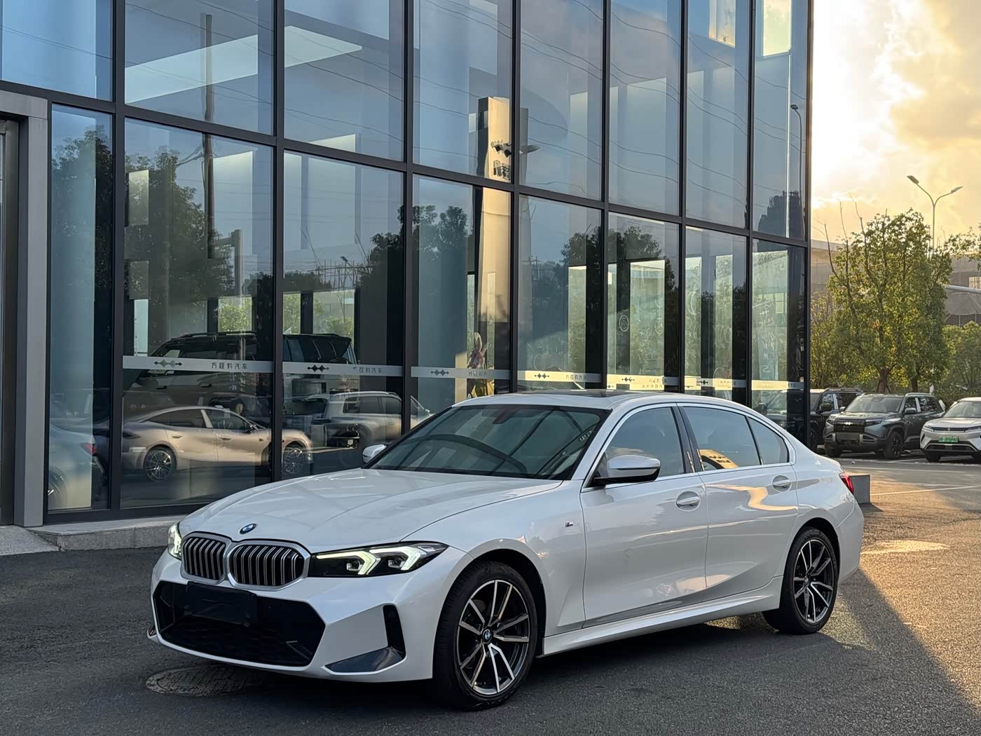 BMW 3 Series 2.0 л 2024 г. Белый, пробег 10000 км