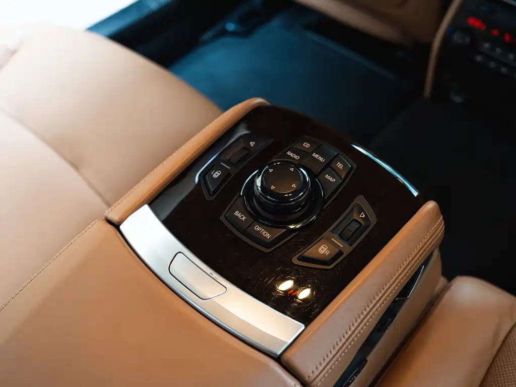 BMW 7 Series — миниатюра 10