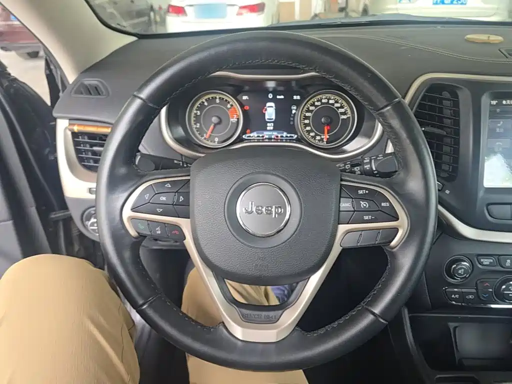 Jeep Cherokee — миниатюра 3
