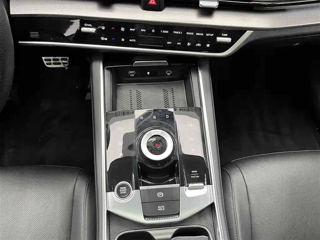 KIA LION PLATINUM EXPANDS THE WORLD