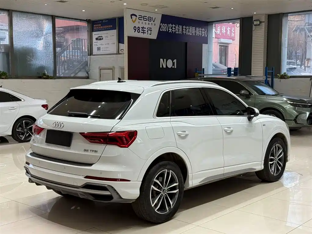 AUDI Q3