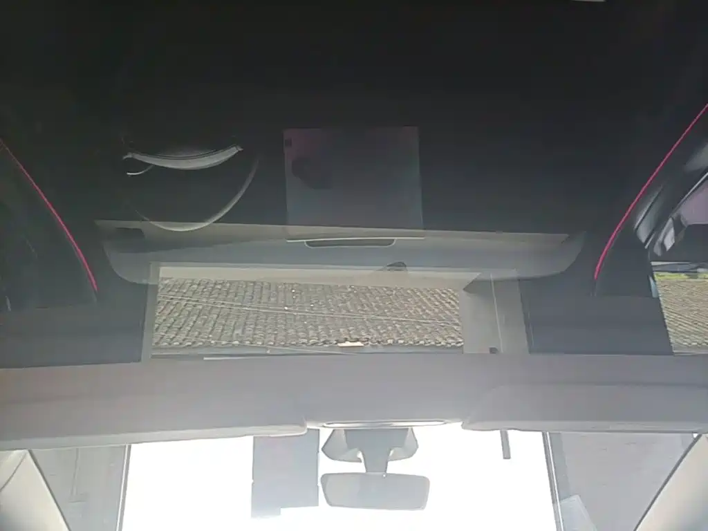 Tesla Model Y — миниатюра 18
