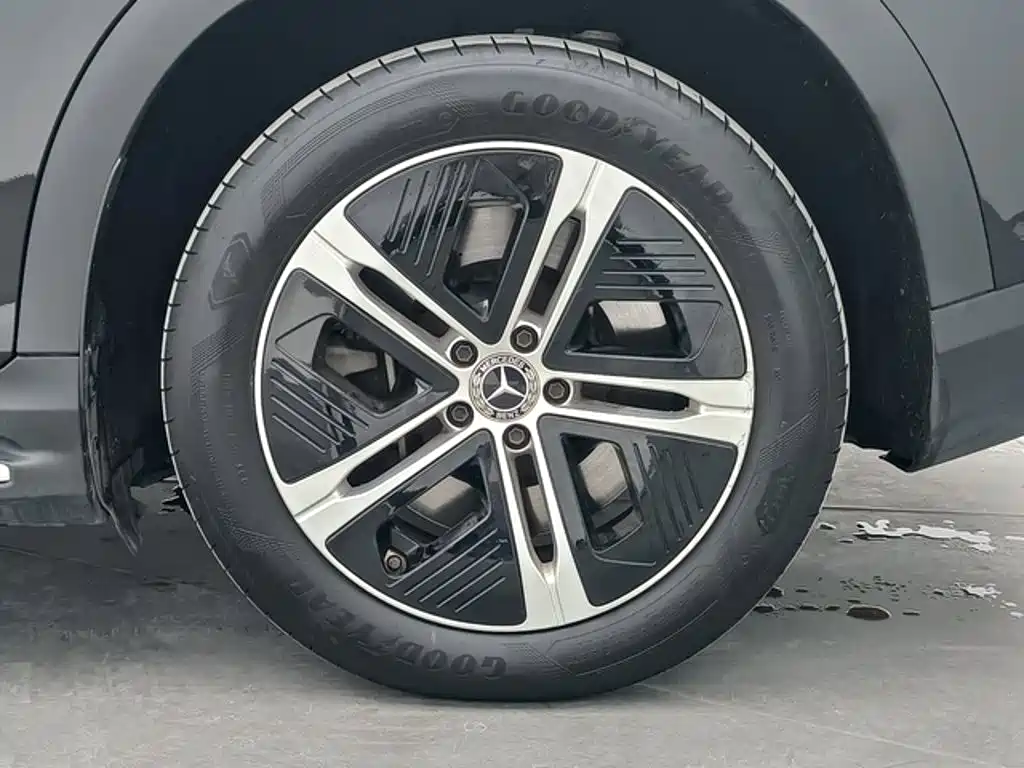 Mercedes-Benz EQE SUV — миниатюра 12