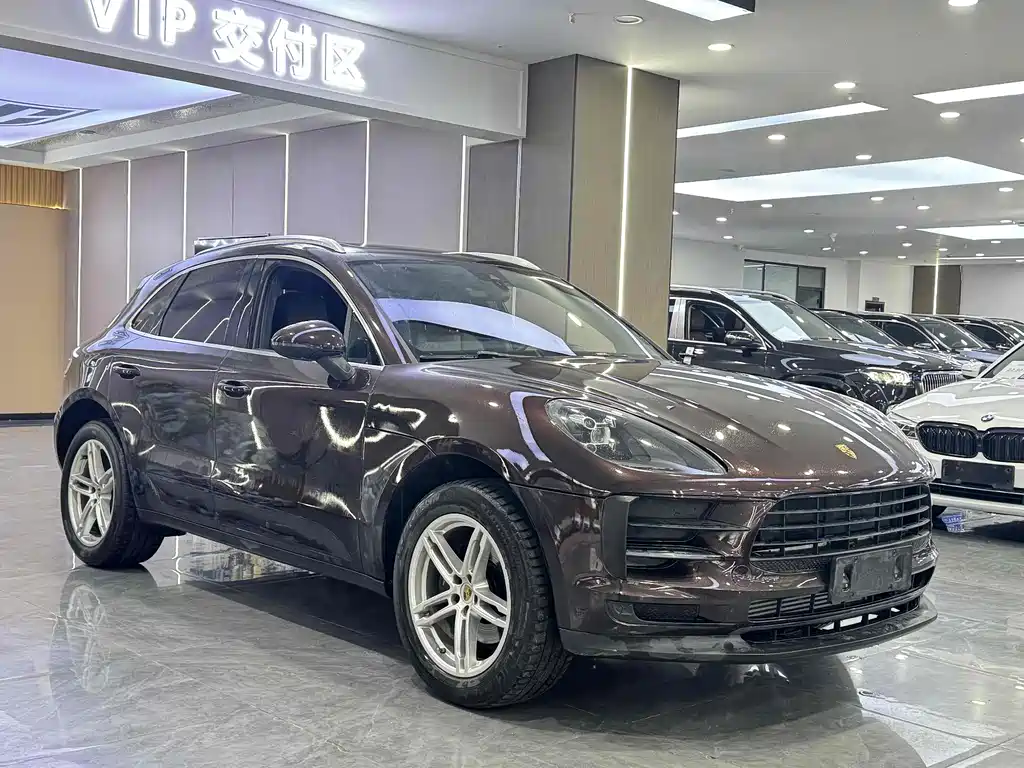 PORSCHE MACAN