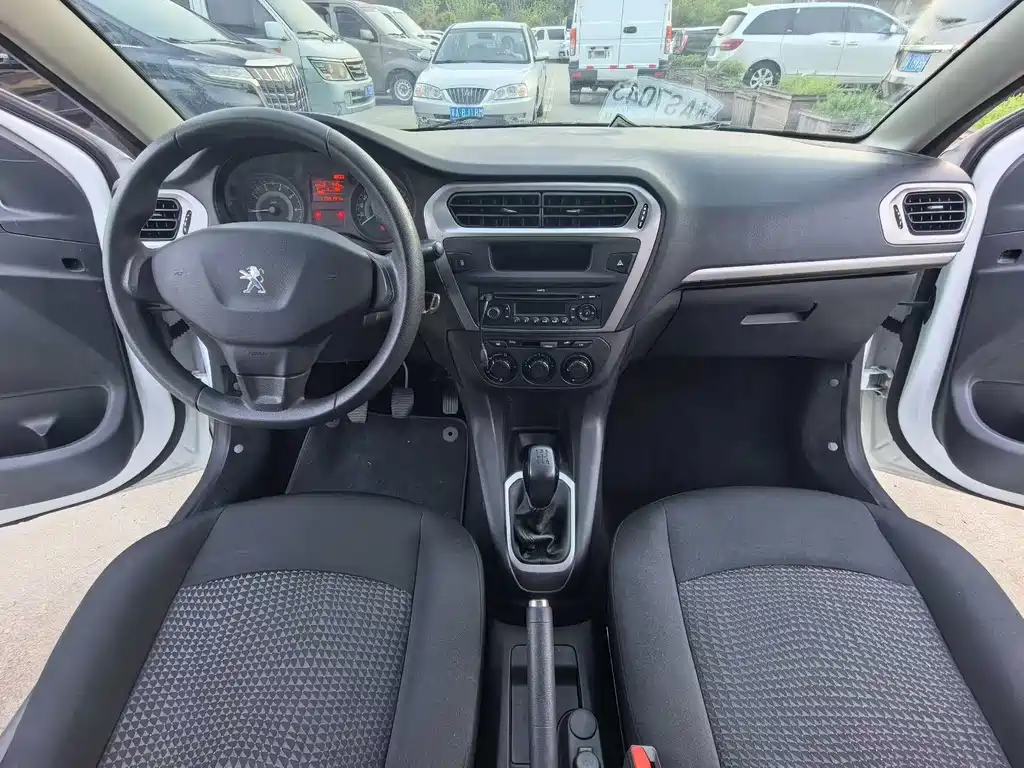 Peugeot 301 2014 1.6L MT Comfort