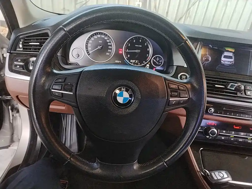 BMW 5 Series — миниатюра 11