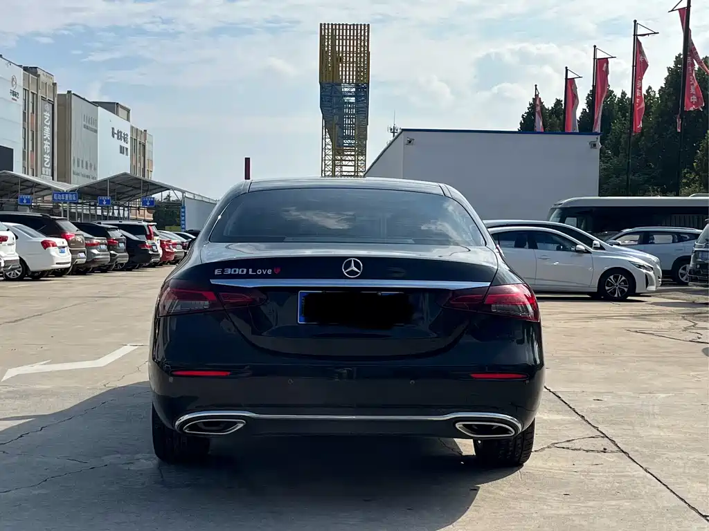 Mercedes-Benz E-Class — миниатюра 8