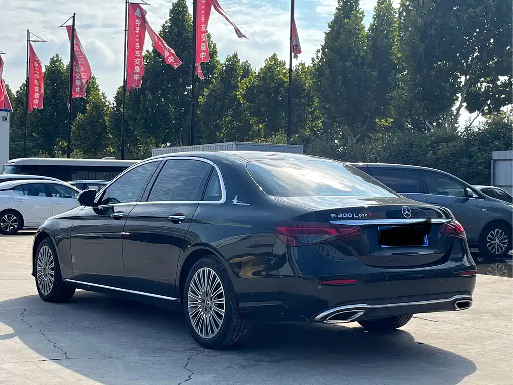 Mercedes-Benz E-Class — миниатюра 7