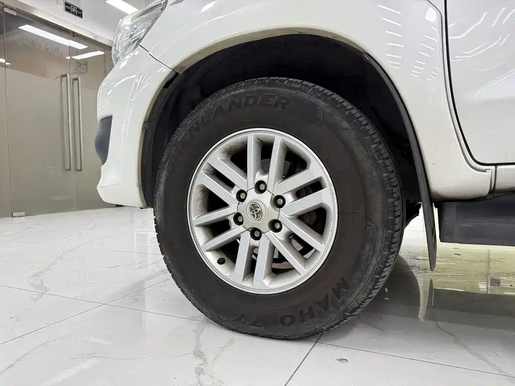 Toyota Fortuner — миниатюра 7