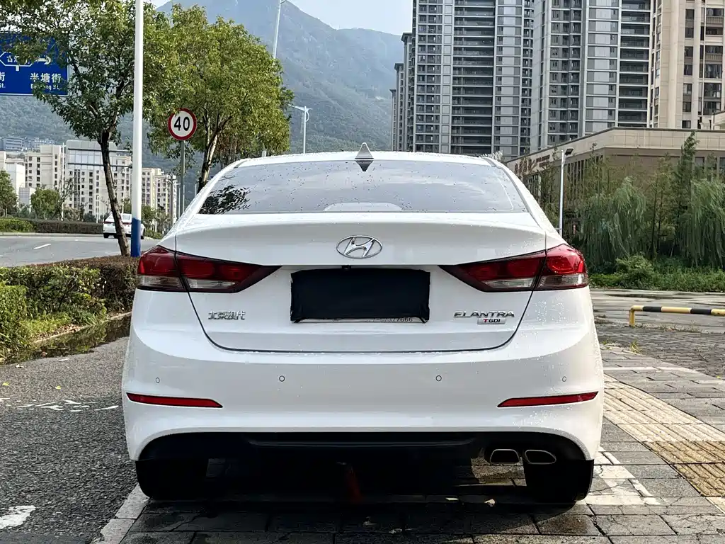 Hyundai Elantra — миниатюра 11