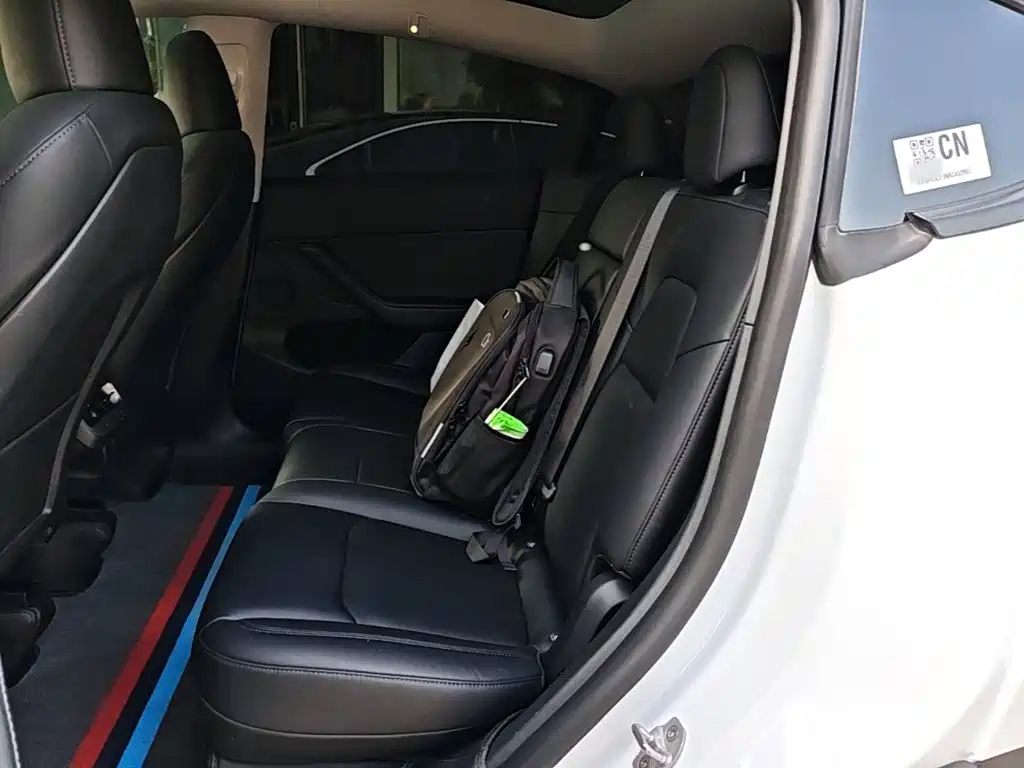 Tesla Model Y — миниатюра 17