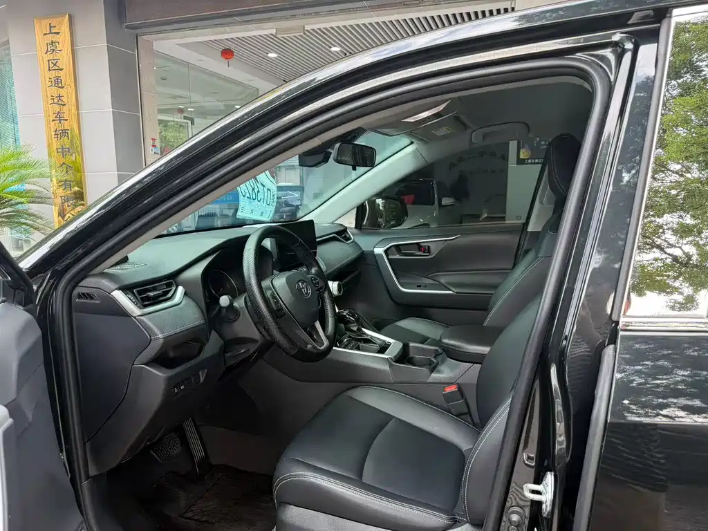 Toyota RAV4 — миниатюра 4