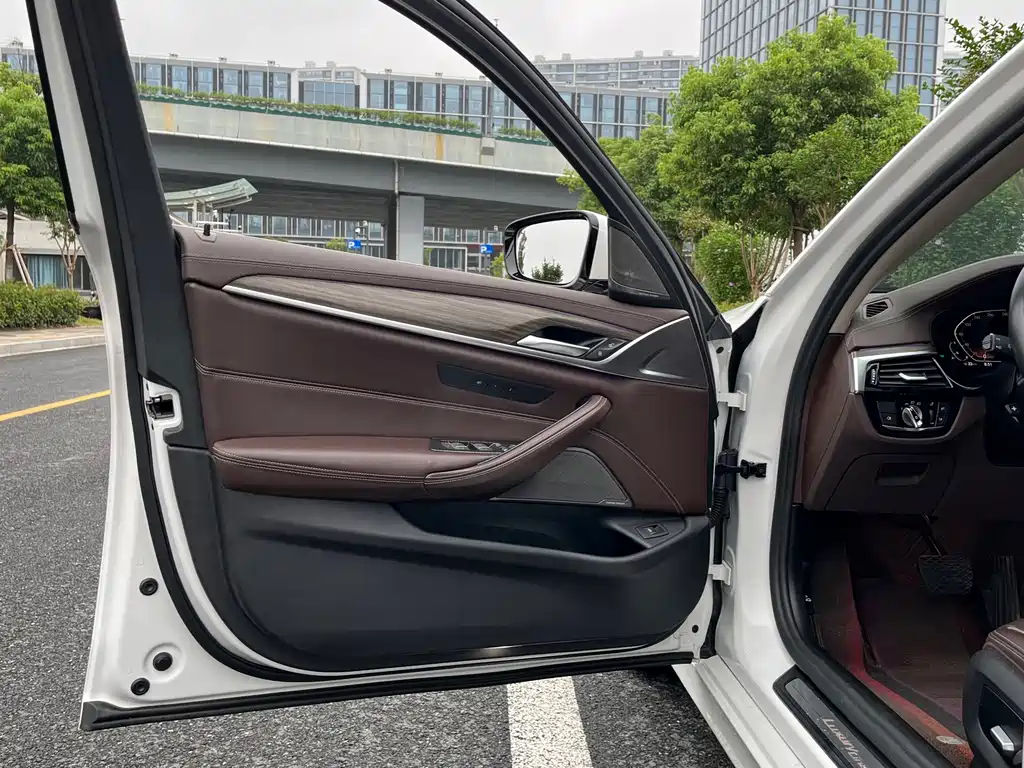 BMW 5 Series — миниатюра 13
