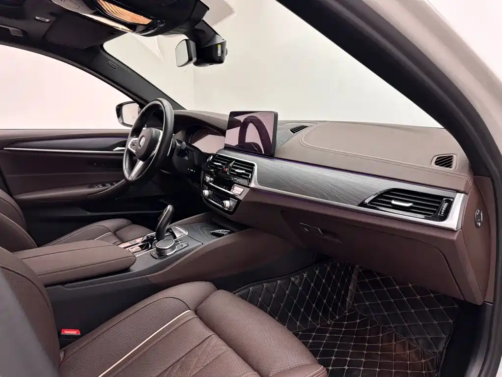 BMW 5 Series — миниатюра 11