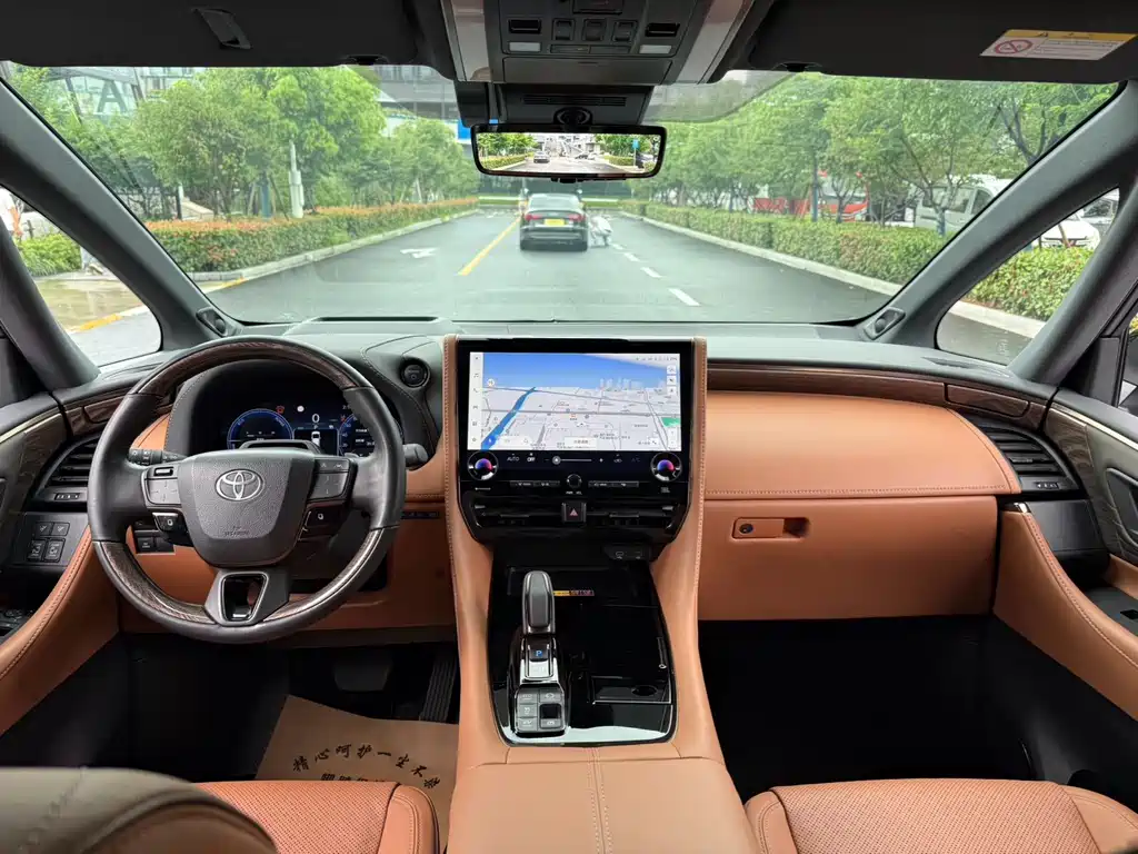Toyota Alphard — миниатюра 8