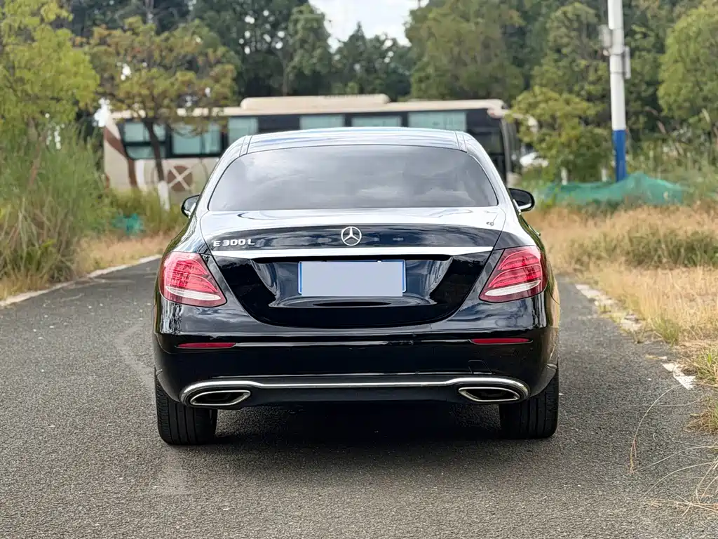 Mercedes-Benz E-Class — миниатюра 6