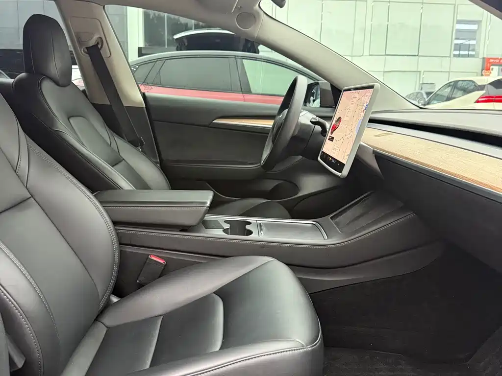Tesla Model 3 — миниатюра 7