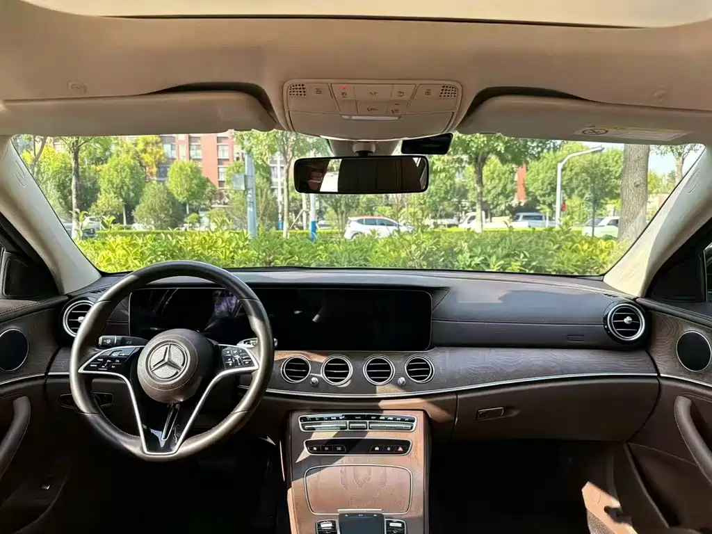 Mercedes-Benz E-Class — миниатюра 10