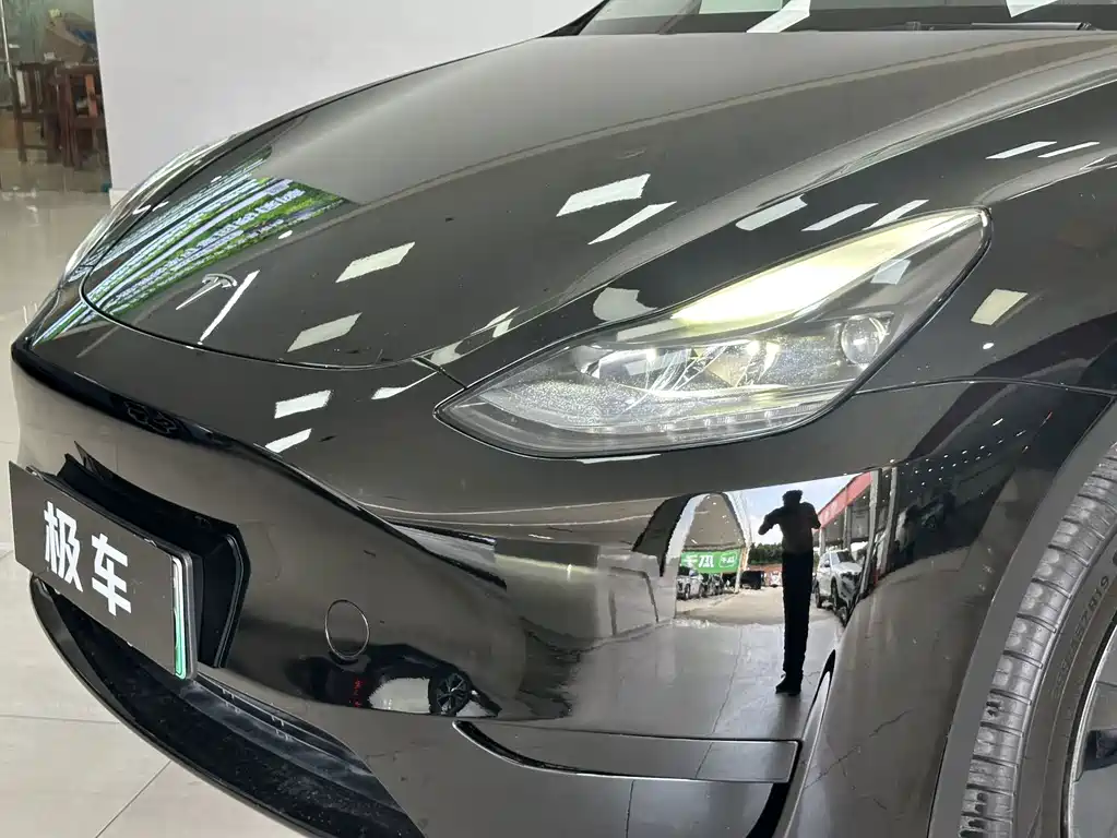 Tesla Model Y — миниатюра 18