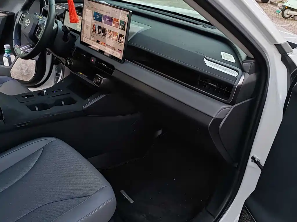Toyota RAV4 — миниатюра 7
