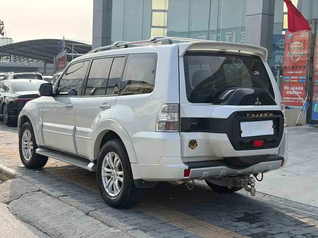 Mitsubishi Pajero (Import) — миниатюра 7