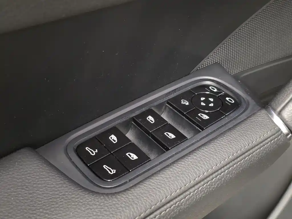 Porsche Cayenne — миниатюра 12