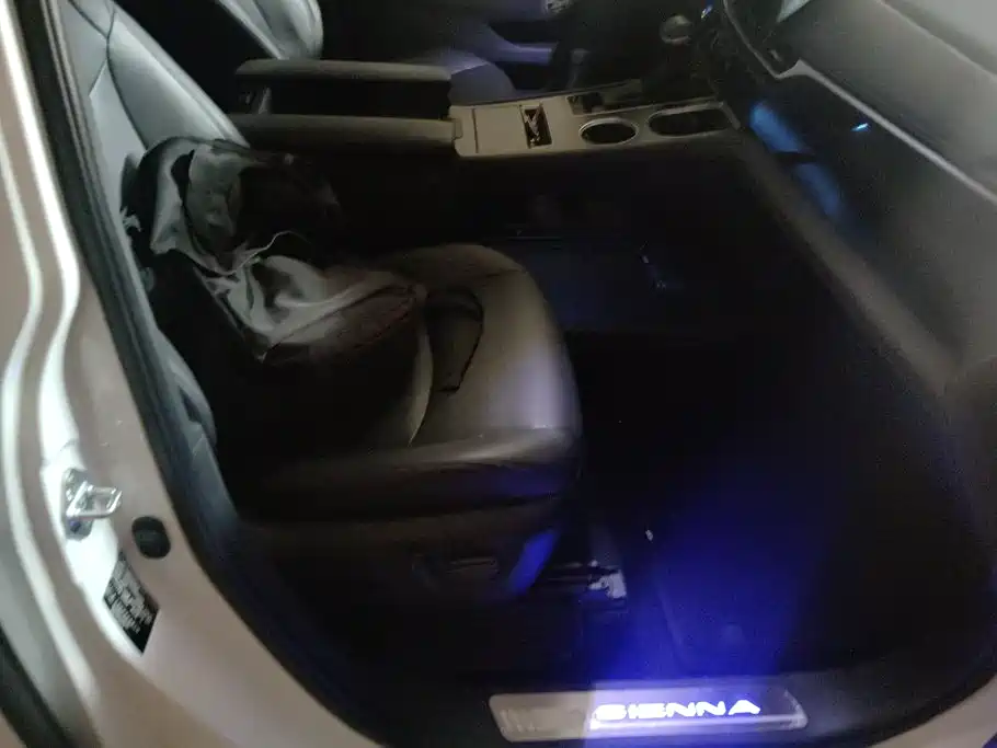 Toyota Sienna — миниатюра 8