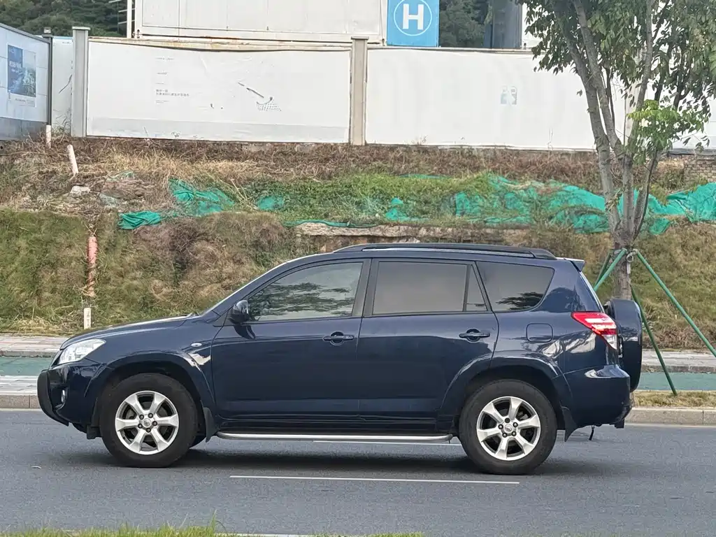 Toyota RAV4 — миниатюра 8