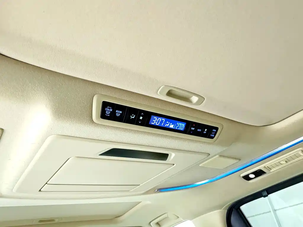 Toyota Alphard — миниатюра 17