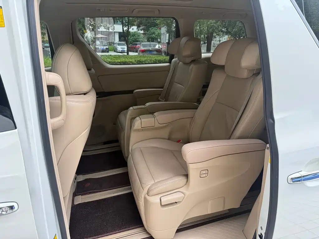 Toyota Alphard — миниатюра 8
