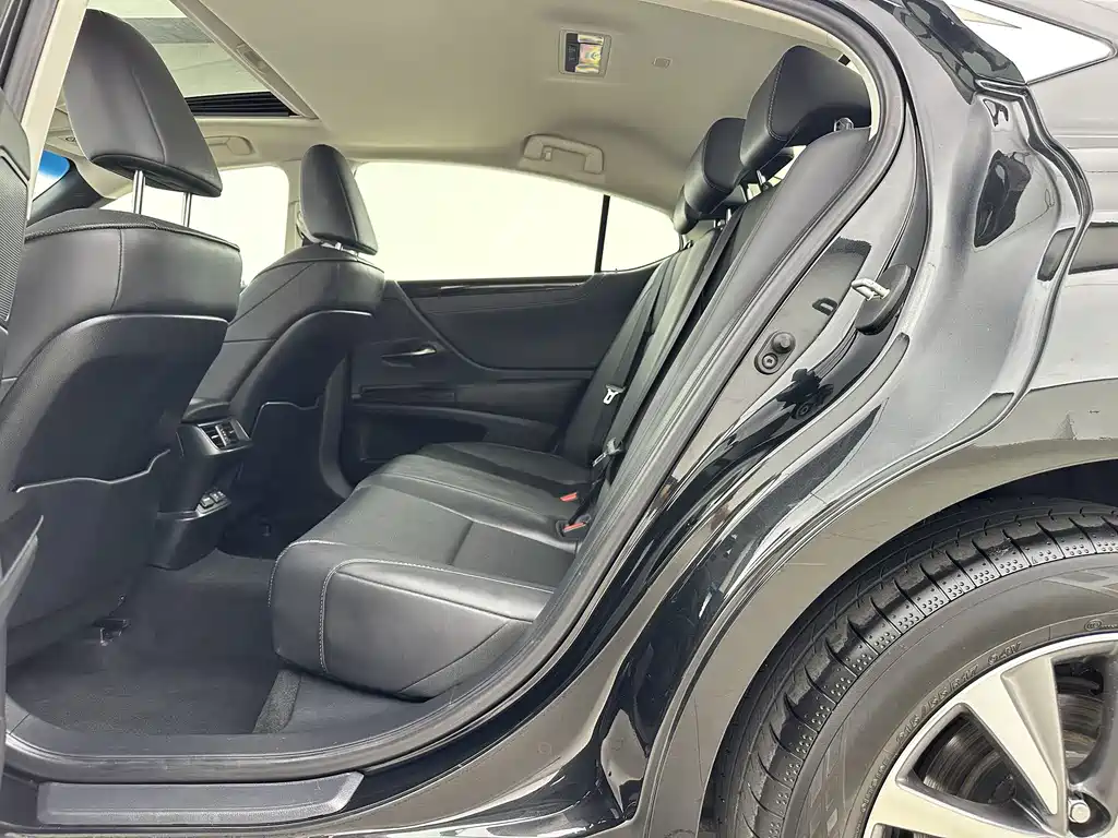 Lexus ES — миниатюра 11