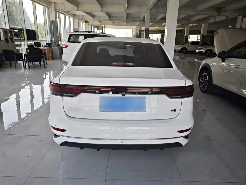 Geely Emgrand — миниатюра 6